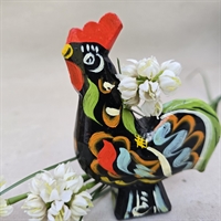 sort-trae-hane-farverig-dekorering-roed-hanekam-svensk-Erik-Pell-nusnaes